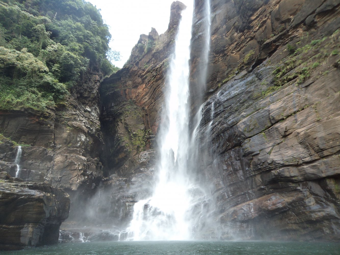 Dhiyaluma_falls_srilanka