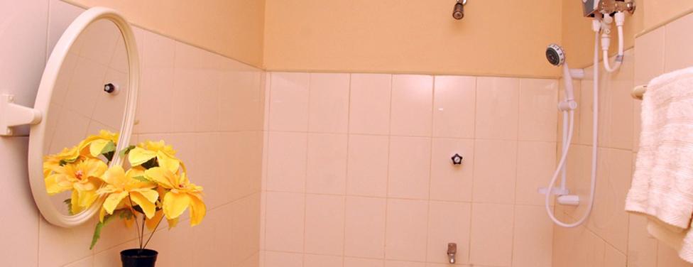 gnanams-hotel-bathroom